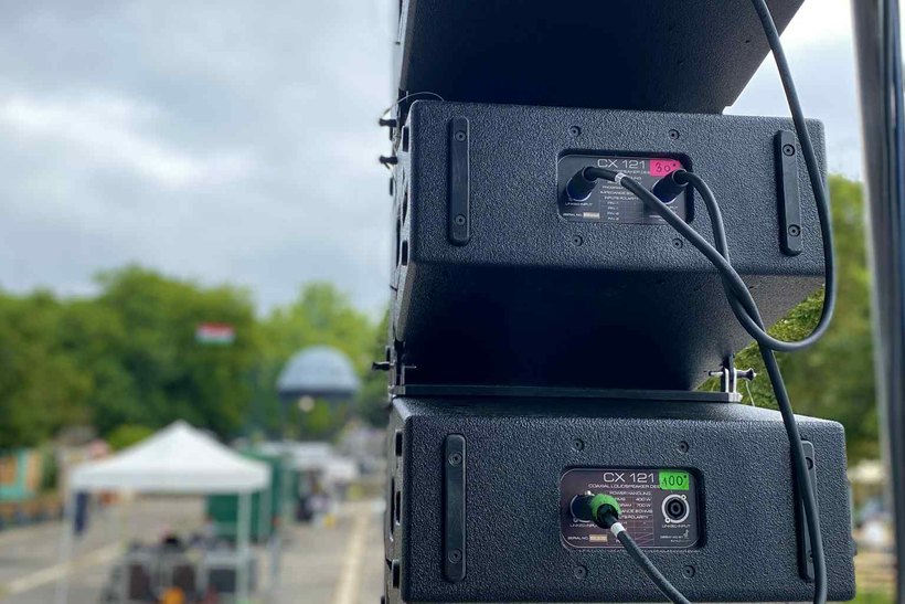 Line-array f&uuml;ggeszt&eacute;k